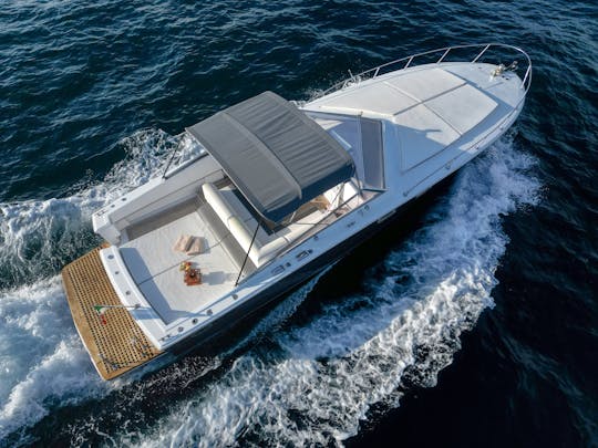Alquile un yate a motor Magnum Marine de 38 pies en Sorrento, Capri, Positano y Amalfi.