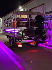 2025 SunTracker Bass Buggy 18 DLX Pontoon Cruise com iluminação LED personalizada