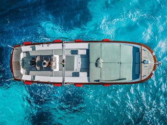Passeio de barco privado até a Ilha de Capri a bordo do barco a motor italiano Lancia
