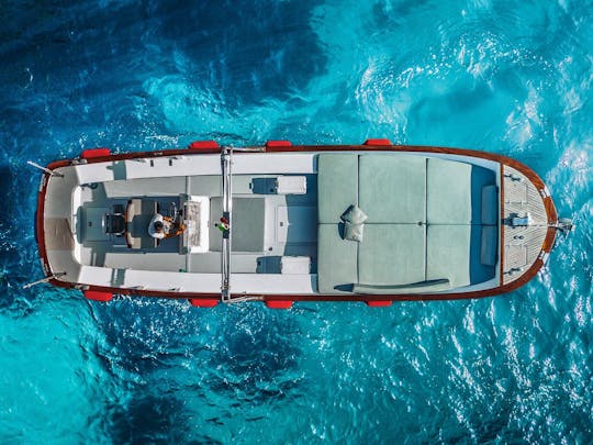Excursion en bateau privé sur l'île de Capri à bord d'un bateau à moteur italien Lancia