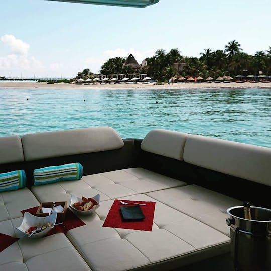 55ft Azimut Motor Yacht in Cancún - up to 10 people capacity