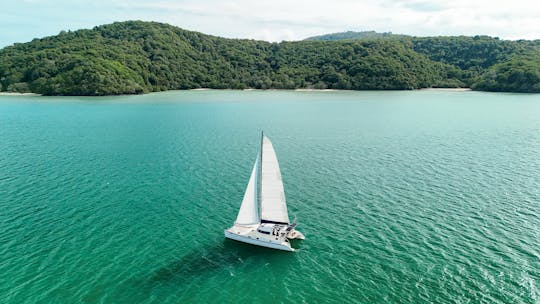 Catamarán Mozart navegando en Tailandia