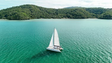 タイでのカタマラン・モーツァルト・セーリング