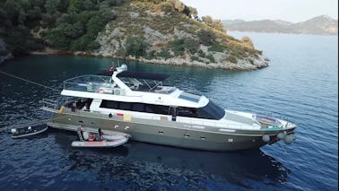 Obtenga más información sobre nuestro yate a motor Falcon de 85 pies con tripulación en Gocek