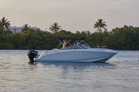 Cuarto de baño a bordo del Four Winns Bowrider 24, Hallandale Beach, Sunny Isles