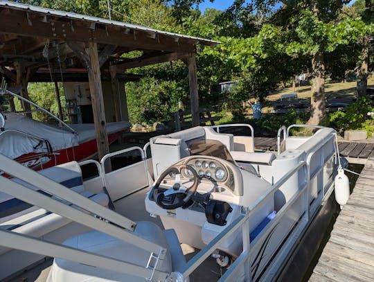 Weeres Suntanner Pontoon - It's a good day for a boat day!