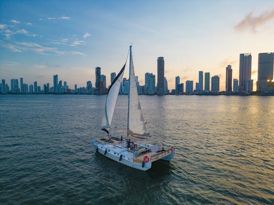 CATAMARÃ MAUI - ILHAS, PÔR DO SOL E EVENTOS NOTURNOS