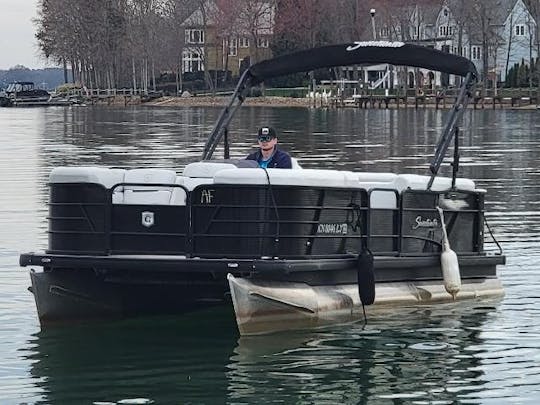 Rent a Luxurious Godfrey Pontoon Boat for Fun-filled Water Day