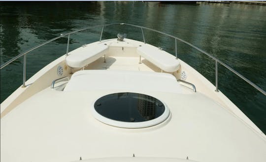 Confortable yacht Conway 2011 de 34 pieds pour 10 personnes à Dubaï