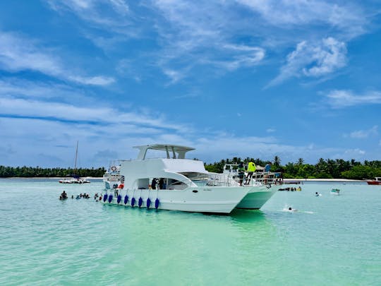 Bateau de fête réservé aux adultes avec boissons à volonté, tuba et banc de sable