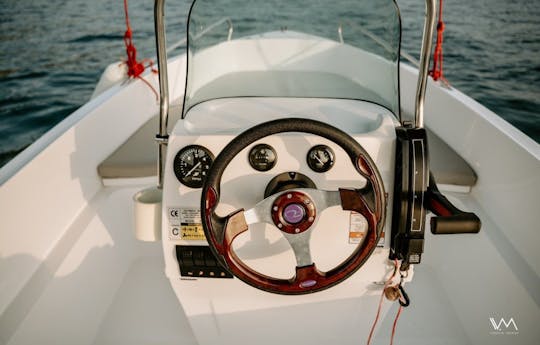 Barco a motor Explorer 30hp para as Ilhas Jônicas | Sem licença de navegação, sem problemas!