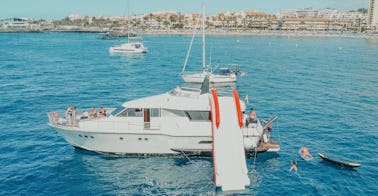 Location de yacht à moteur Picchiotti de 60 pieds à Tenerife avec toboggan et jeux aquatiques