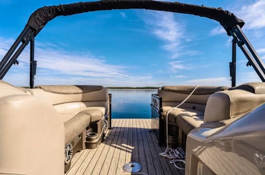 Searay 240 Sundeck! It’s better out here!