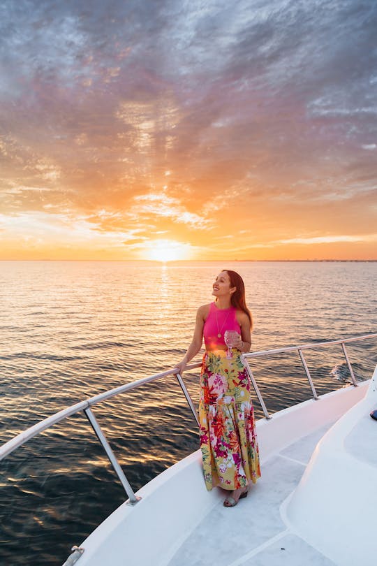 Croisière privée en yacht au coucher du soleil pour un maximum de 4 personnes