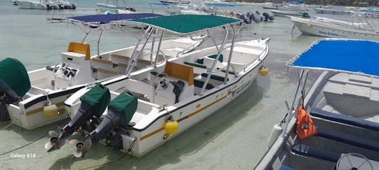 Bateau à moteur et piscine naturelle de l'île de Saona