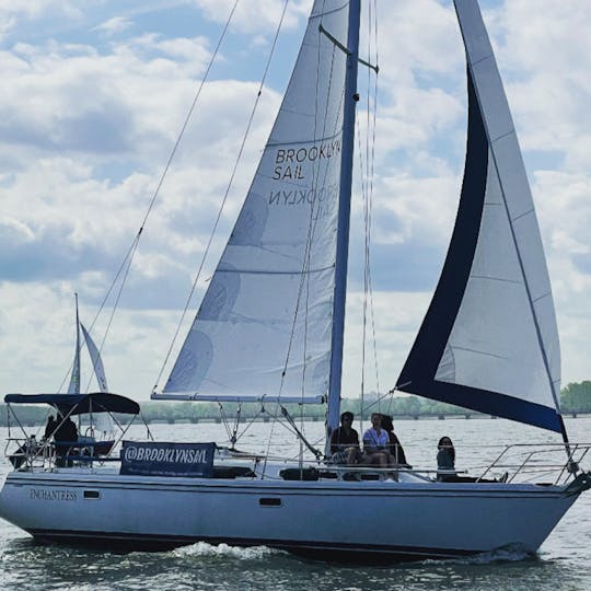 Naviguez à New York à bord du Catalina 34'