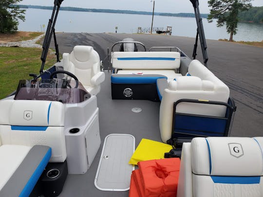 ¡Lake Hartwell Tritoon Rentals con combustible, tubo y entrega gratis!