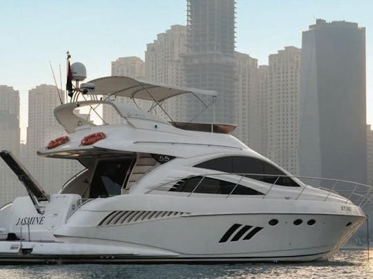 Disfrute de Dubái con nuestro yate a motor Integrity de 55 pies