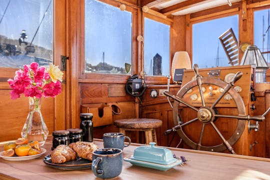 Des aventures chaleureuses et douillettes à bord d'un yacht Sausalito centenaire