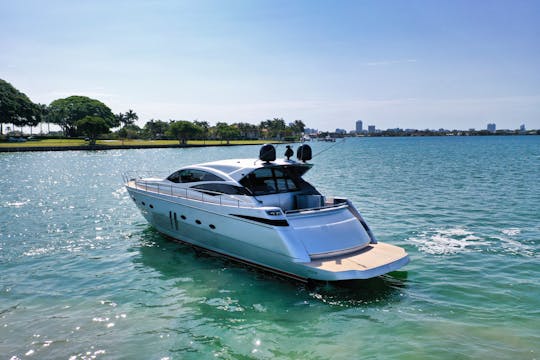 ¡DISFRUTA DE MIAMI EN UN PERSHING DE 62 PIES!