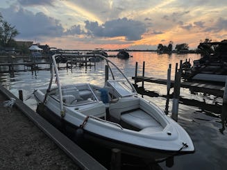 Barco Bayliner de proa abierta de 19 pies disponible en el lago Buckeye