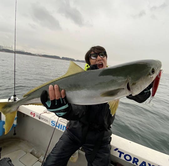 Off Shore Fishing in Osaka!! Captain Yoshi has the longest career in this area!!