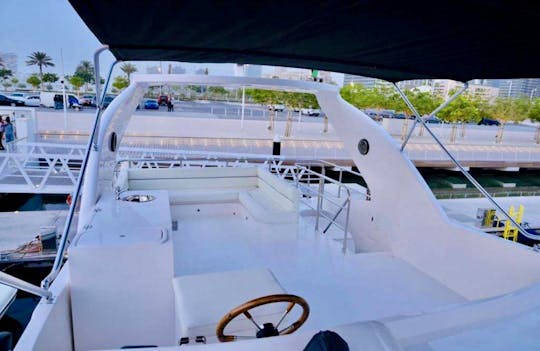 Yate Majesty de lujo de 75 pies en Dubai Marina: chárter para eventos y excursiones con 35 personas