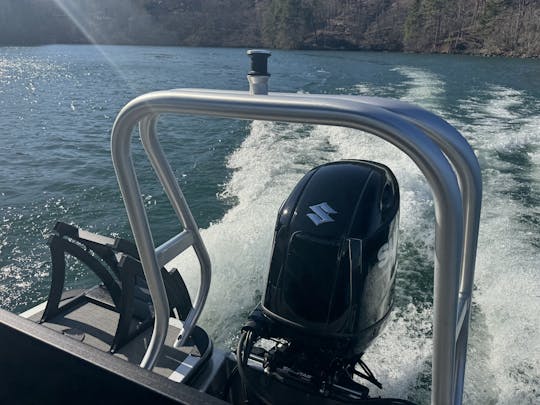 Your Lake Keowee experience starts here w/ this Bentley Sport Toon 150hp