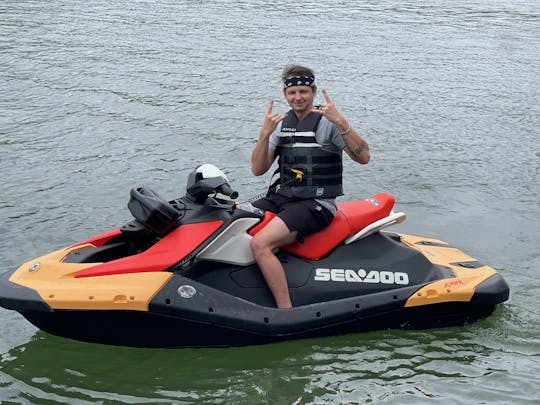  オースティン湖でBluetoothステレオを搭載したSeadoo Sparksをお届けします