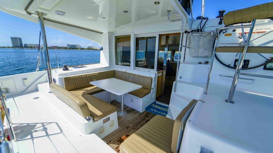 40ft Luxury Catamaran Private Charter / Capacity 25 people