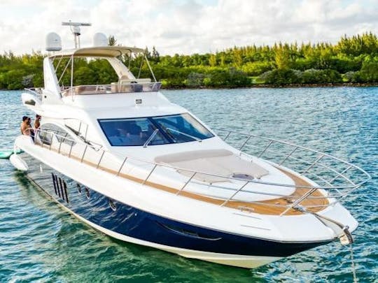¡DISFRUTE DE MIAMI EN UN AZIMUT DE LUJO DE 64 PIES!