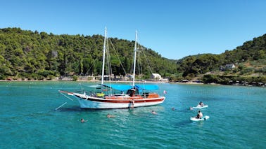 Private daily boat cruise to island Brač with lunch and drinks included
