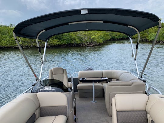 *NEW* 2022 Sun Tracker Pontoon Boat Rental in Fort Lauderdale, Florida.