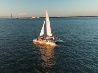 Ingressos de vela à tarde no porto de Charleston — Relaxe antes do Happy Hour Catamaran