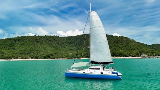 Aventura noturna à vela no catamarã “Shindig” em Phuket, Tailândia