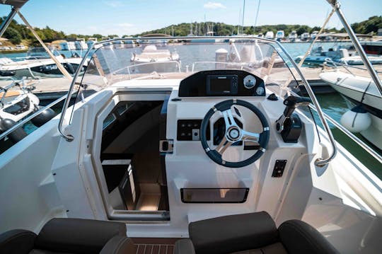Suncruiser 690 propulsé par 200 ch avec cabine