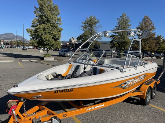 Bateau de wakeSurf Moomba Mobius LSV pour 12 passagers. La licence n'est pas requise