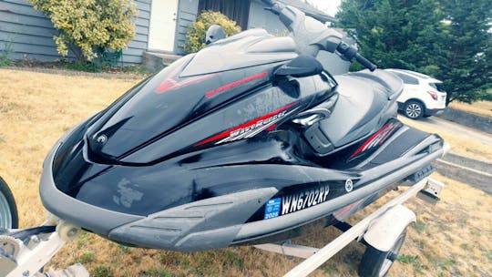 Le JETSKI Yamaha Wave Runner est super rapide à plus de 110 km/h !