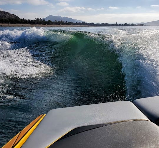 ¡Surfea en Arizona! ¡Alquile un Supreme Surf Boat con un capitán para disfrutar de un día increíble!