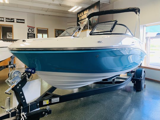 Bayliner VR-5 Boat - 200 hp Engine | 8 People Capacity