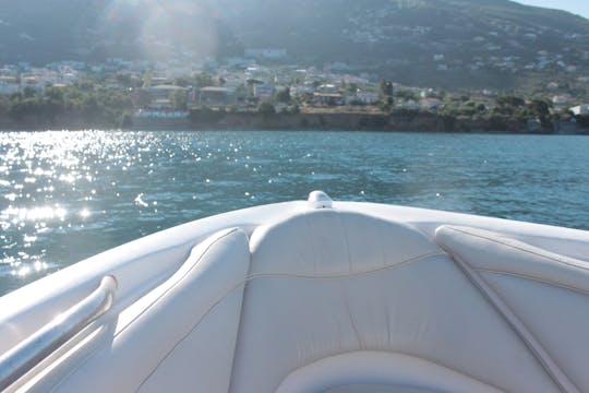 Excursion en bateau à Kalamata Kitires. Petites grottes, village de Kitries et mer Méditerranée ouverte