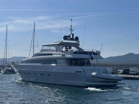 Experimente el epítome del lujo y la elegancia a bordo del yate Sanlorenzo SX88
