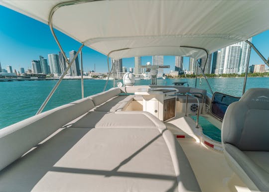 ¡Disfrute de Miami en un yate a motor Azimut de 50 pies!