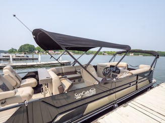 Party Time- Book a luxurious 2023 Suncatcher Elite 300HP on Lake Wylie