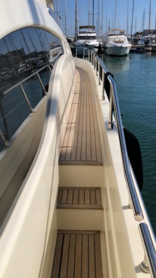Hermoso yate de 72 pies en Palma Marina con capitán y azafata