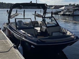 Super divertido, luxuoso e rápido, o novo Wake Boat Heyday H20 com luxuoso banco traseiro