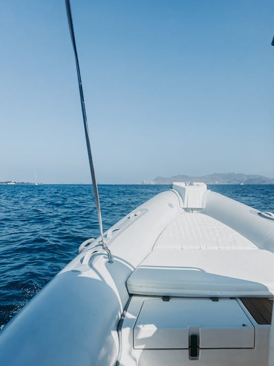 コス島でのプライベートツアー体験用のゼウス150hp RIB