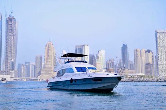 Yate Majesty de lujo de 75 pies en Dubai Marina: chárter para eventos y excursiones con 35 personas