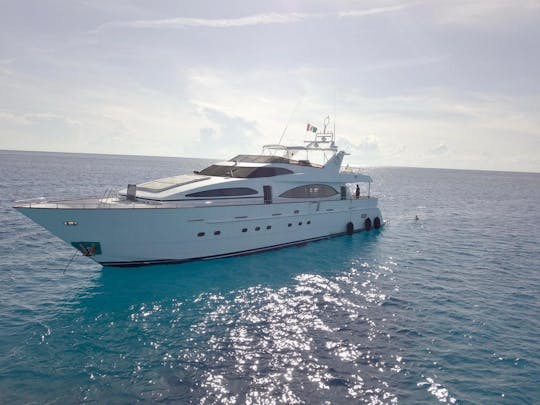 Alquile el megayate Azimut GMB100AZFB Power de 100 pies en Cancún