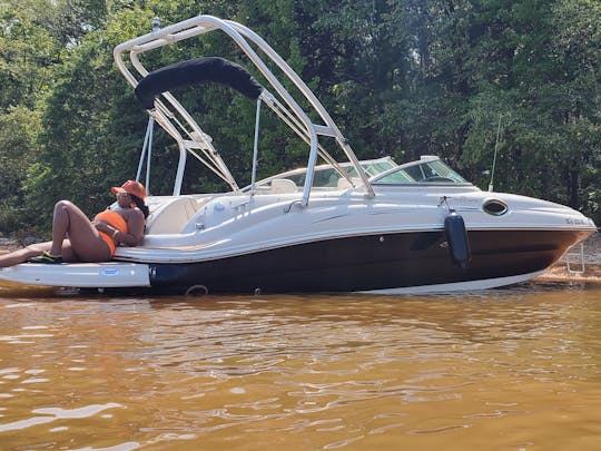 Sea Ray 240 Sundeck Rental In Huntersville, North Carolina